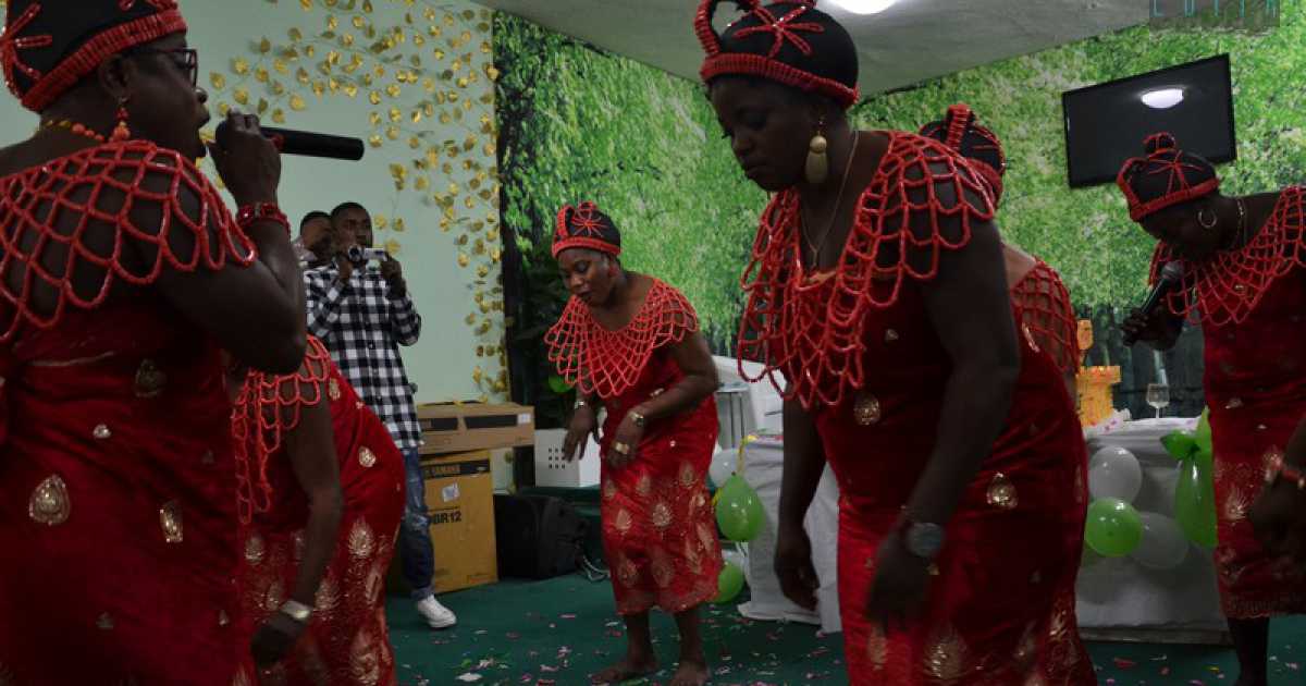 Colori, balli, canti e preghiere di guarigione: viaggio nella chiesa nigeriana di Bari